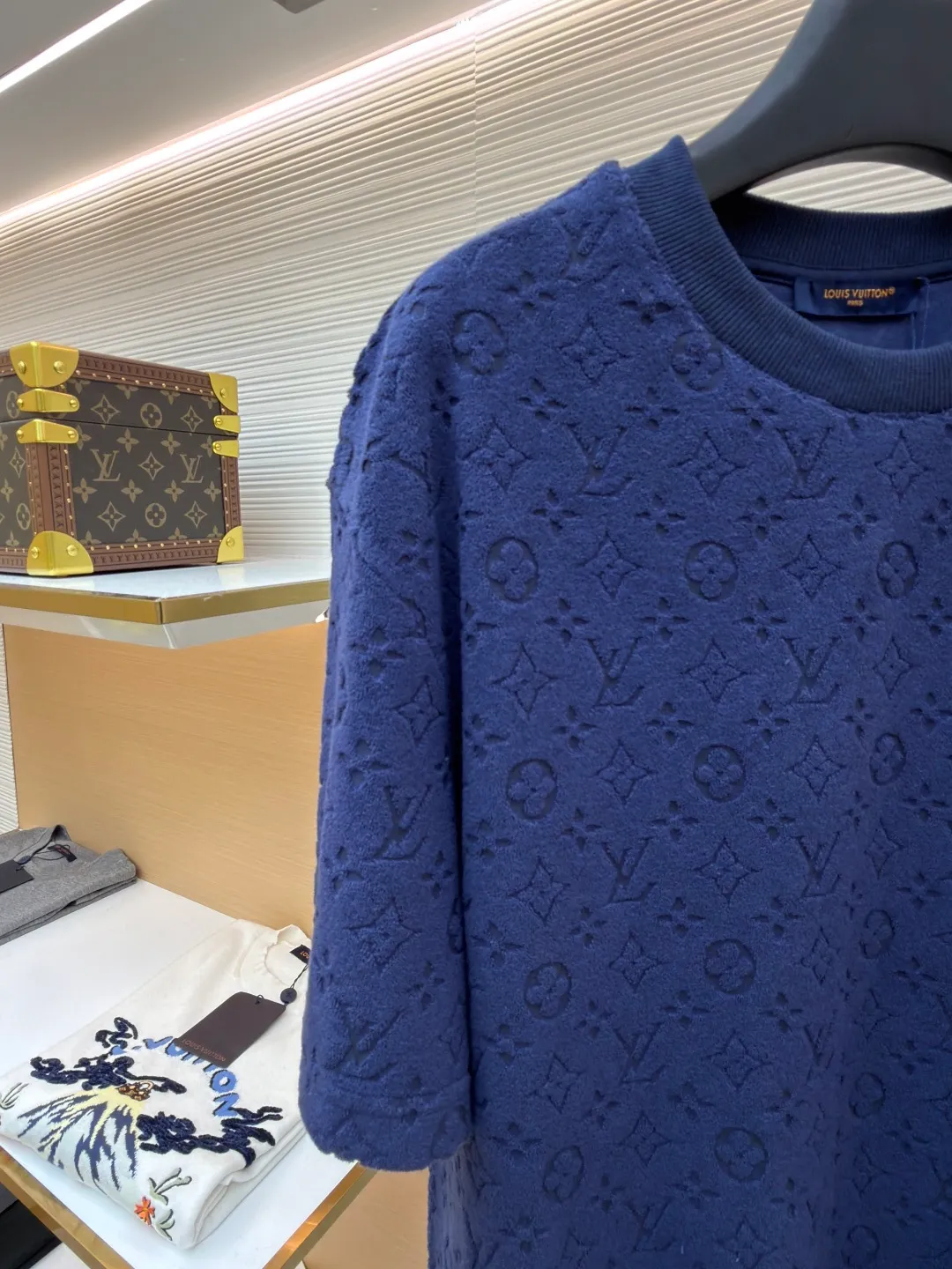 LOUIS VUITTON embossed terry short sleeves ●Original version: Purchased and developed at 9350 ●Item number: 1682411-A00 ●Fabric: terry luxury terry fabric ●Technology: embossed jacquard production ●Color: navy ●Version: fitted version ●Weight: about 340 grams ●Size: S-M-L-XL ●Description: Customized soft cotton blended terry luxury terry fabric with clear texture Plump and lazy, comfortable and close to the skin, with navy blue as the main tone, as calm and profound as the deep sea, the full-width Monogram embossing makes a stunning appearance. It is a gorgeous bloom of Louis Vuitton's classic elements. It is fully recognizable and interprets unparalleled fashion style. The suit is worn for worry-free wear. Three-dimensional relief jacquard technique uses a high-density electronic jacquard machine to achieve the Monogram three-dimensional effect through the "positive and negative layer weaving method". Apply heat pressure to the fabric locally using a customized mold to hot-melt the fibers in specific areas. The permanent embossed contour infrared positioning cutting machine achieves precise positioning of materials through infrared emitters and infrared receivers. The accuracy can reach the micron level, thereby meeting the effect of Monogram alignment and high-precision cutting. The fabrics have been washed and have a better hand feel and texture. They are not easy to deform, shrink or fade, and maintain long-term beauty. The overall wiring is straight and delicate, the fabric is comfortable and soft, and the color is consistent without color difference. It can be matched with the same style to create a fashionable look and control various occasions. Customized accessories, complete with three standards, same style for men and women!